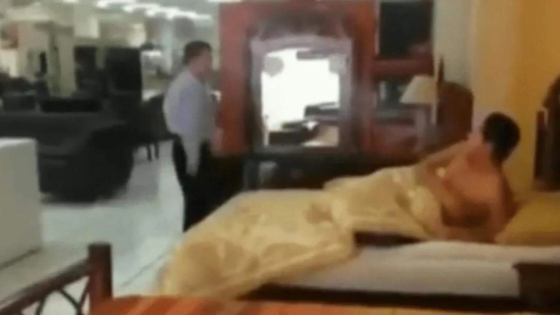 Hombre se queda dormido en cama de exhibición y se hace viral